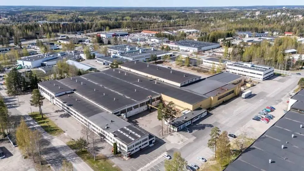 Suomessa harvinainen raskaan teollisuuden jättikohde myynnissä Hollolassa – 17 siltanosturia ja 2 MW sähkökapasiteetti